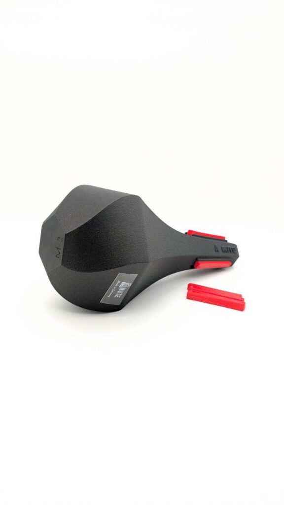 Straight M2 trumpet mute – detailed view of the interchangeable rubber pads for a secure grip in the bell.