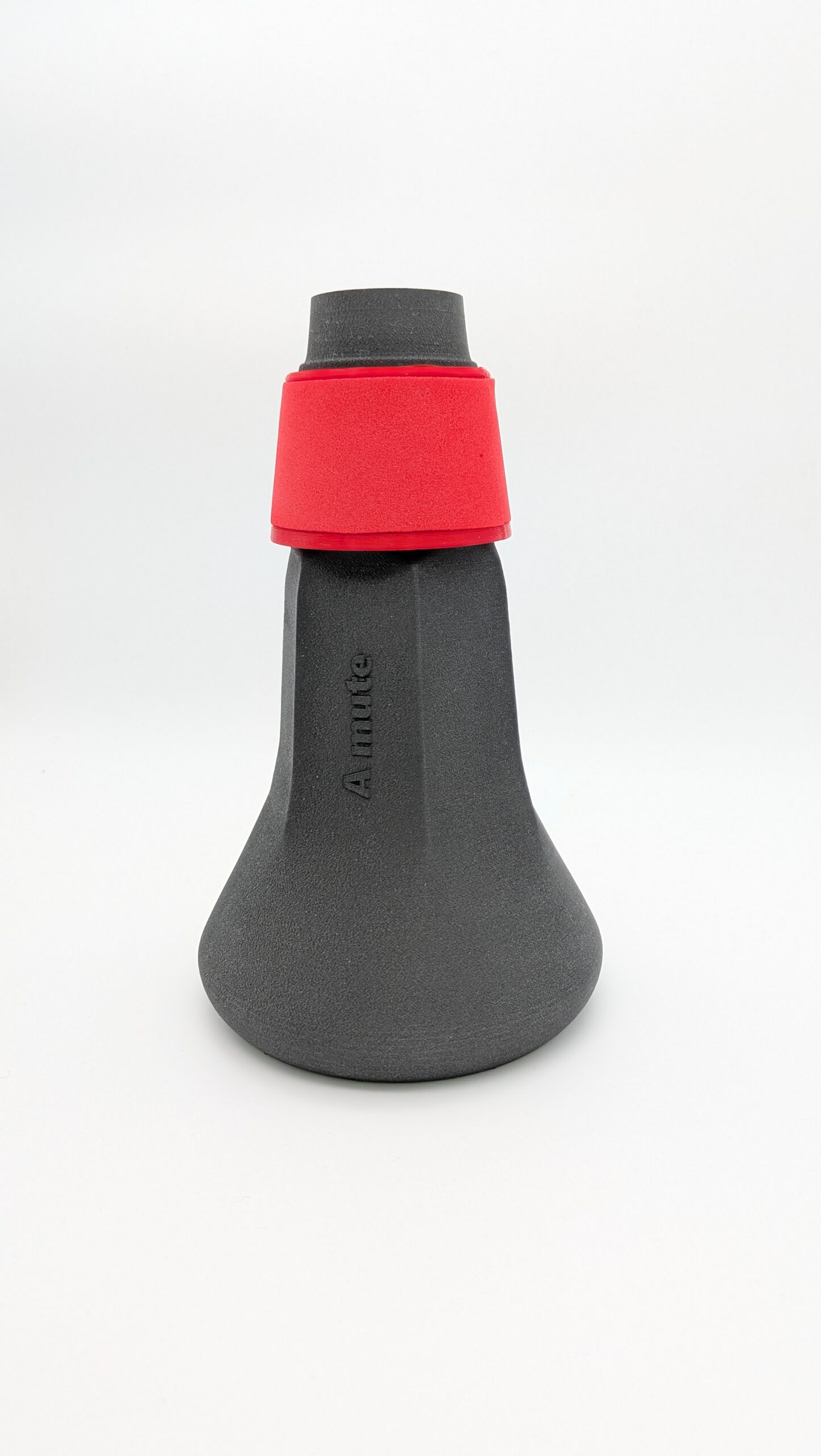 A-Mute Übedämpfer für Flügelhorn – Vorderansicht mit rotem Dämpferring und mattschwarzer Oberfläche