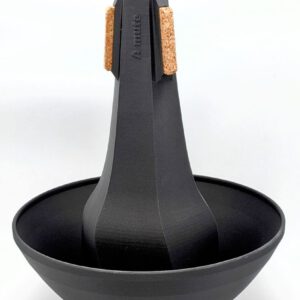 Sourdine A-Mute Cup pour trombone basse - Vue de face montrant la sourdine et la finition de haute qualité en matériau renforcé de fibres de carbone.