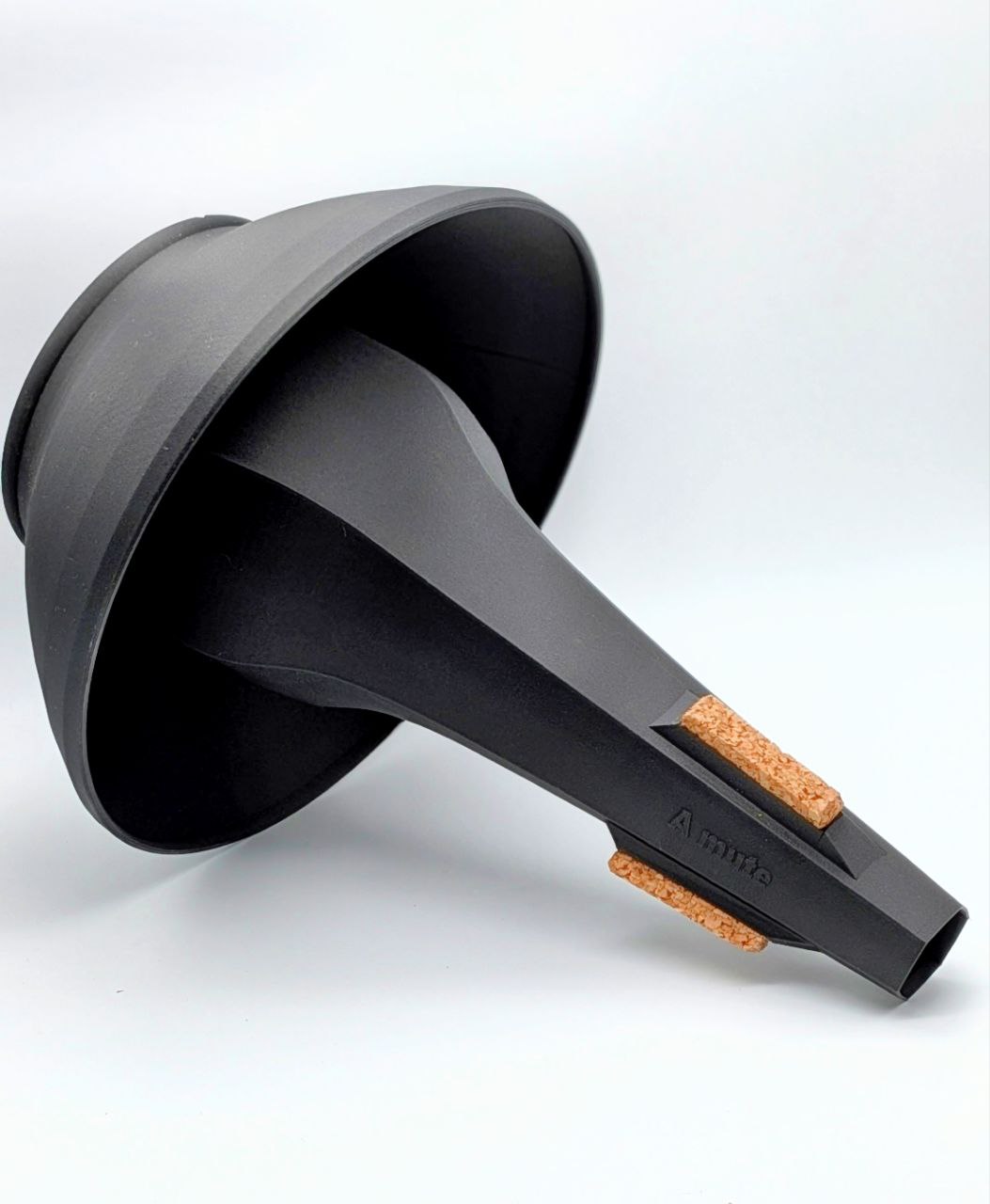 A-Mute Cup-Dämpfer für Bassposaune – Seitenansicht zeigt den Dämpfer und hochwertige Verarbeitung aus carbonfaserverstärktem Material.