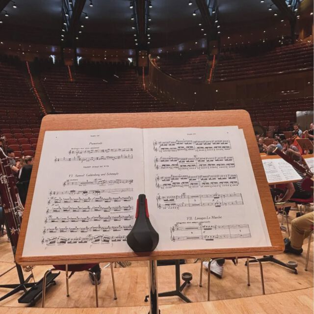 🎺Der A MUTE "Piccolo" Dämpfer auf der Bühne in der Kölner Philharmonie. @phmoen vielen dank für die schöne Fotos! Ich wünsche einen tollen Konzert!!! 🎺✨ #wdrsinfonieorchester
#trompete #mute #a_mute #a_mute_3dprint #trumpetlife #trumpetplayer #brassplayer #trumpetmute #trumpetmutes