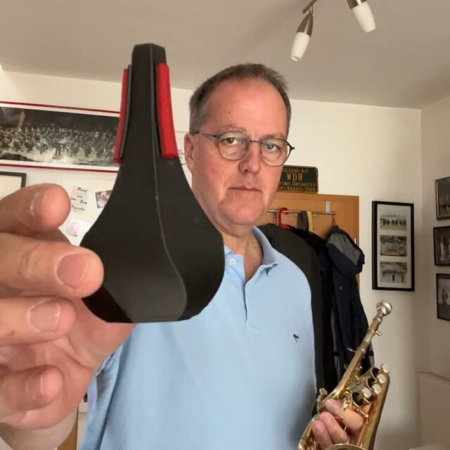 Der perfekte Piccolo-Dämpfer für Die „Bilder einer Ausstellung“ 👍
🎺✨Enjoy the incredible performance by WDR’s solo trumpeter, Peter Mönkediek, playing “Pictures at an Exhibition” with the Piccolo Trumpet Mute 🎺✨#trumpetmutes #trumpetlife #a_mute #trompete #trompeter #brassplayer #trumpetplayer #trompette #trumpetmute #trumpet #a_mute_3dprint #blasmusik
